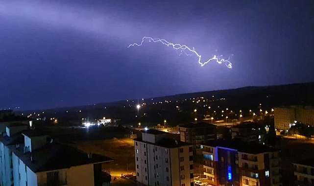 Elazığ'da şimşekler geceyi aydınlattı