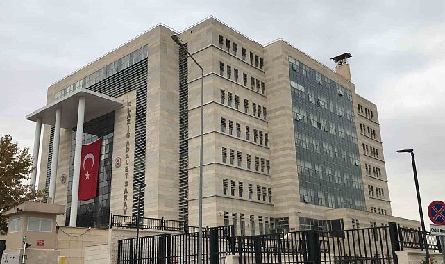 Elazığ'da şüpheli şahısların üzerinden çıkan tüfek ve silahlara el kondu