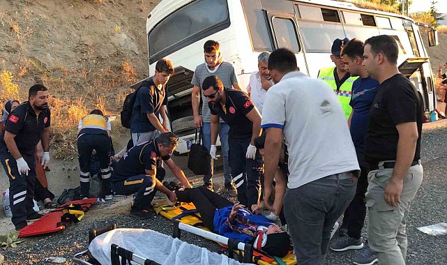 Elazığ'da tekeri patlayan midibüs su kanalına düştü: 13 yaralı