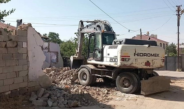 Erciş Belediyesi metruk yapıları yıktırıyor