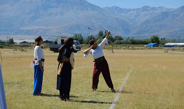 Erzincan'da Geleneksel Türk Okçuluğu Hava Koşusu Türkiye Şampiyonası başladı