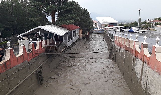 Erzincan'da sağanak yağış derelerden sel getirdi