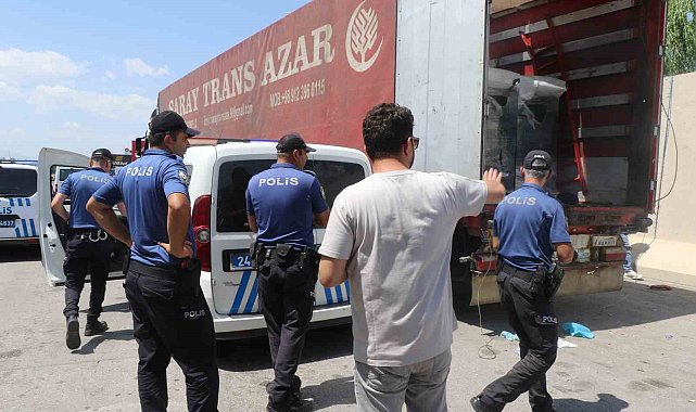 Erzincan'da tırın dorsesinde 70 civarında kaçak göçmen yakalandı