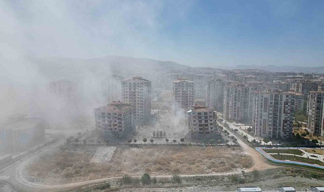 Evlerinin patlayıcı ile yıkılmasını gözyaşları içinde izlediler
