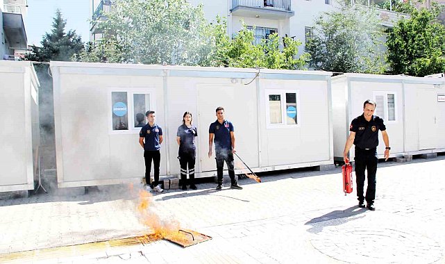 Gazetecilere yangın söndürme eğitimi