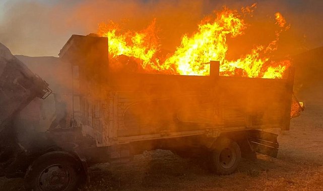 Gürpınar'da ot yüklü kamyon alev alev yandı