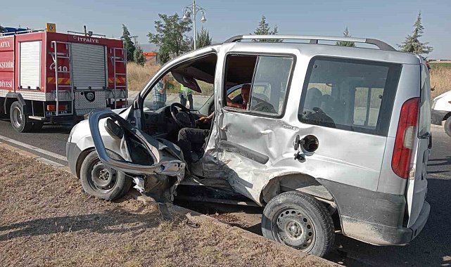 Hafif ticari araç ile otomobil çarpıştı: 3 yaralı