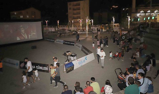 Hakkari'de açık hava sinemasına yoğun ilgi
