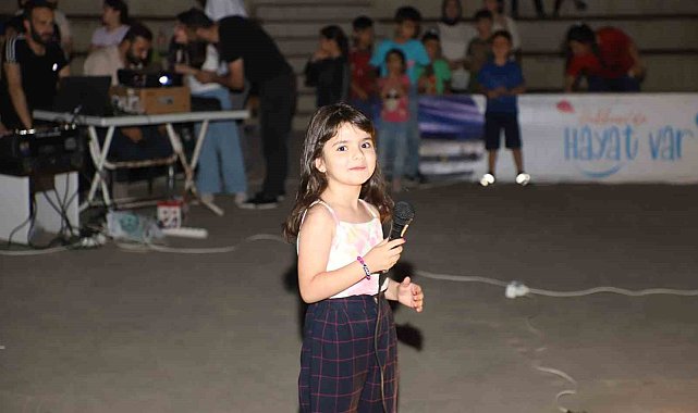 Hakkari'de çocuk ve yetişkinlerin sahne performansı mest etti