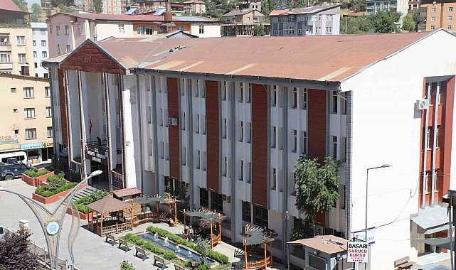 Hakkari'de depreme dayanıksız cami ibatede kapatıldı