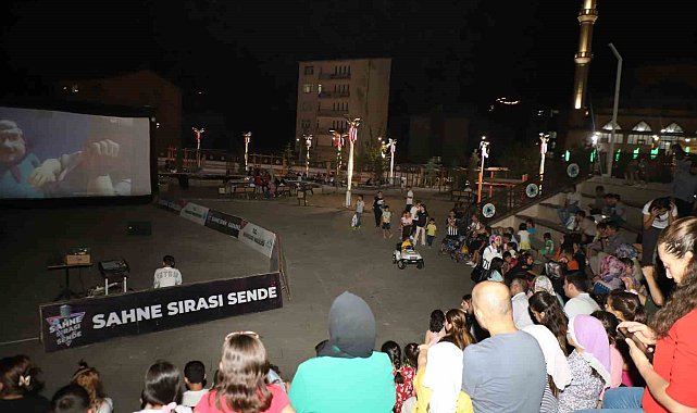 Hakkari'de "Rafadan Tayfa 3" filmi izletildi