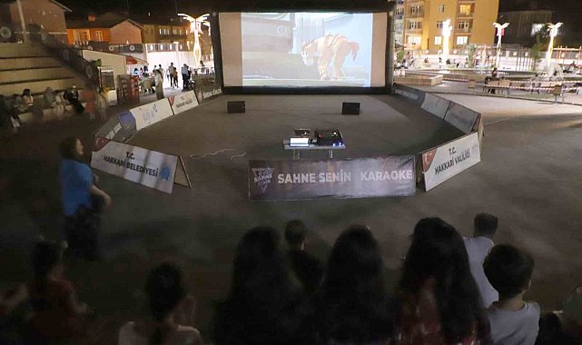 Hakkârililer dev ekranda çizgi film izledi