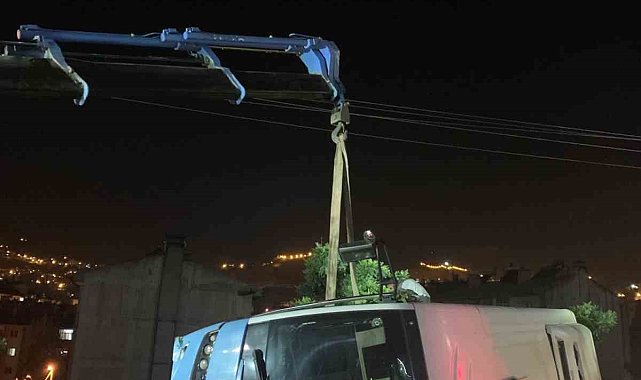 Halk otobüsü elektrik direğine çarptı: 1 yaralı