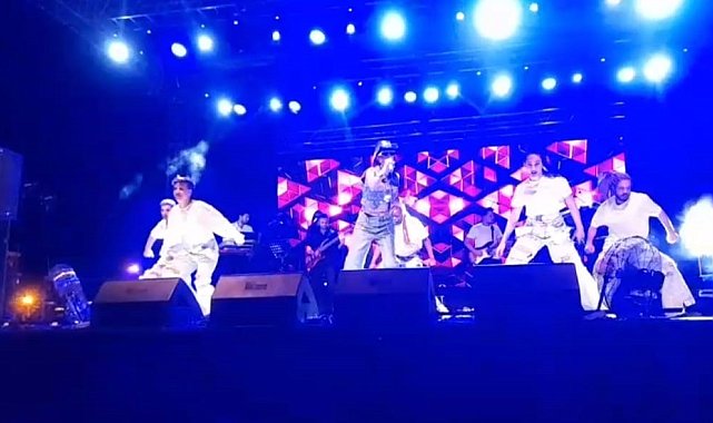 Hande Yener Malazgirt'te konser verdi