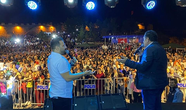 Sanatçı Başkan gönülleri fethetti