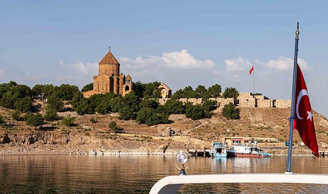 Hilton'dan Van Gölü maviliklerinde tekne turu