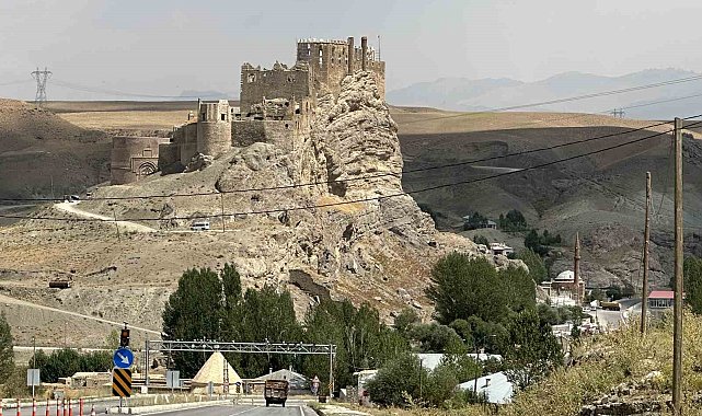 Hoşap Kalesi'nde restorasyon çalışmaları devam ediyor