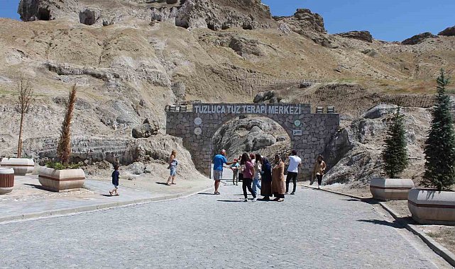 Iğdır'da vatandaşlar serinlemek için tuz mağarasına akın ediyor