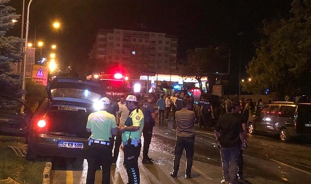 İki araç çarpıştı, biri alev topuna döndü