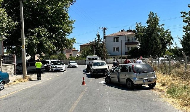 İki aracın karıştığı kazada: 6 kişi yaralandı