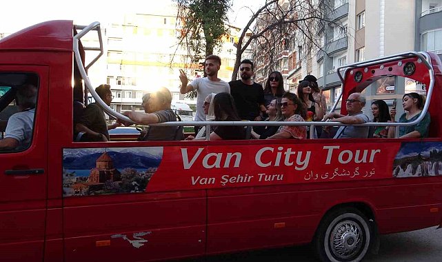 İranlı turistlere üstü açık minibüsle şehir turu