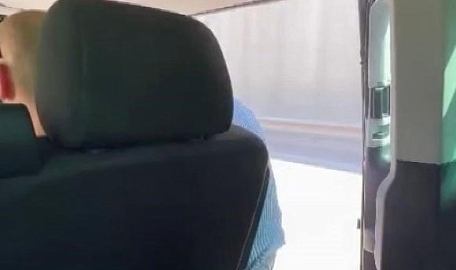 Kapısı açık toplu taşıma aracında tehlikeli yolculuk