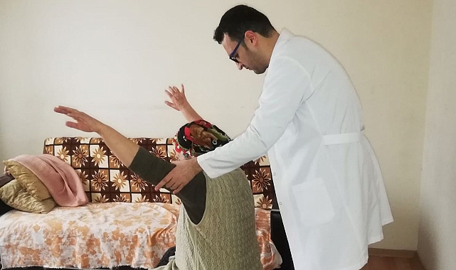 Kars Belediyesi'nin evde yaşlı bakım hizmeti sürüyor