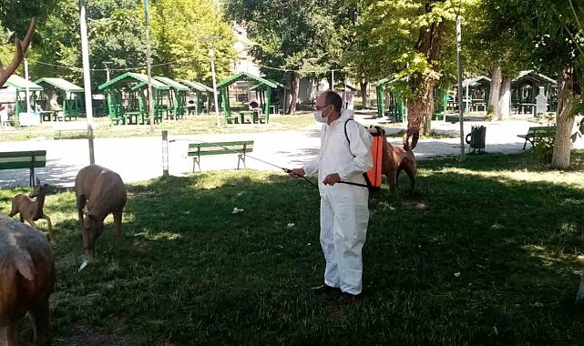 Kars Belediyesi park ve bahçeleri ilaçlıyor