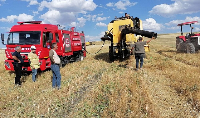Kars'ta aşırı sıcaktan biçerdöverde yangın çıktı