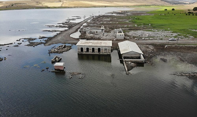 Kars'ta baraj gölünde sular çekilince cami ortaya çıktı