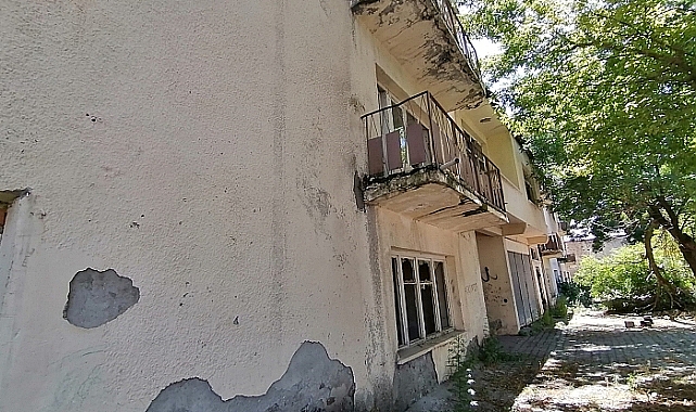 Kars'ta belediyenin eski binaları tehlike oluşturuyor