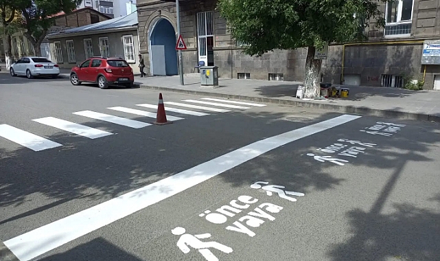 Kars'ta yol çizgileri yenileniyor