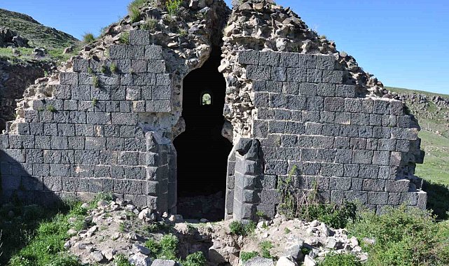 Kars'ta defineciler kilisede kazılmadık yer bırakmadı