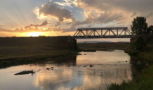 Kars'ta kızıla bürünen gökyüzü mest etti