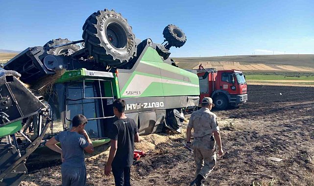 Kars'ta alev alan biçerdöver devrildi