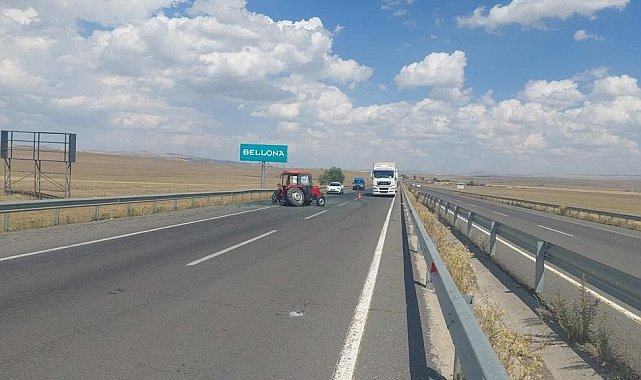 Kars'ta yolcu otobüsü traktöre çarptı: 2 yaralı