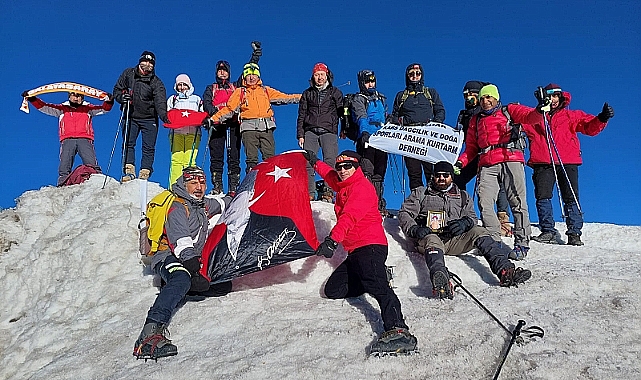 KARSDAK üyeleri Ağrı Dağı'na tırmandı