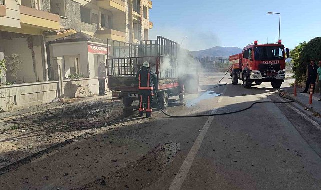 Kasasında yangın çıkan kamyonet korkuttu