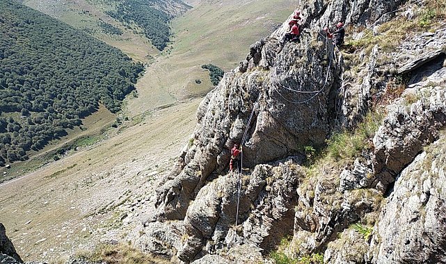 Kayalıklarda mahsur kalan keçileri JAK ve AFAD ekipleri kurtardı