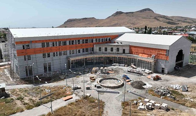 Kaymakam Aydın, yapımı devam eden halk kütüphanesinde incelemelerde bulundu