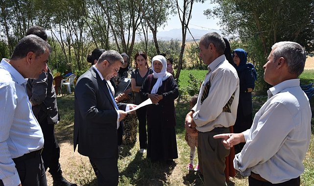 Kaymakam Çimşit yangında 7 ineğini kaybeden Ölmez ailesini ziyaret etti