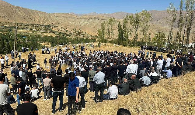 Kazada hayatını kaybeden anne ve oğlu gözyaşları arasında toprağa verildi