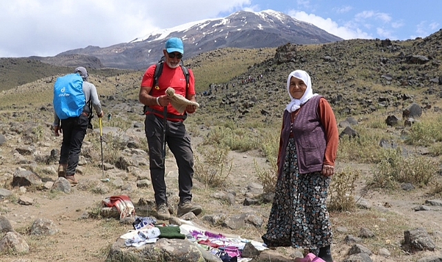 Kışın ördüğü çorapları yazın Ağrı Dağı'na gelen turistlere satarak kazanç sağlıyor