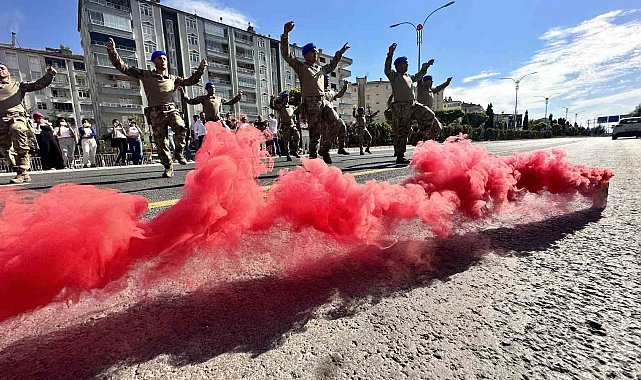 Komandolardan cadde ortasında zeybek gösterisi