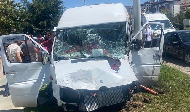 Kontrolden çıkan minibüs refüje çarptı: 8 yaralı