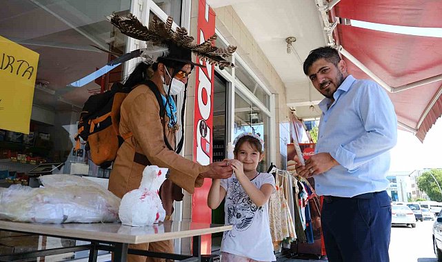 Kovboy kılığında tulum peyniri ikramı