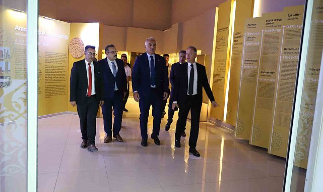 Kültür ve Turizm Bakanı Mehmet Nuri Ersoy, Ahlat Müzesi'ni ziyaret etti