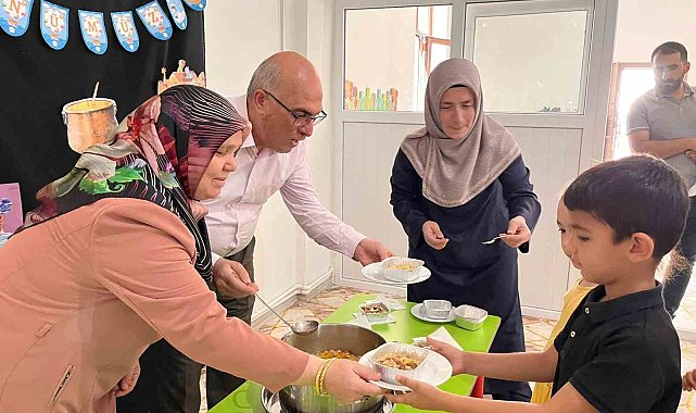 Kur-an kursu öğrencilerine aşure dağıtıldı