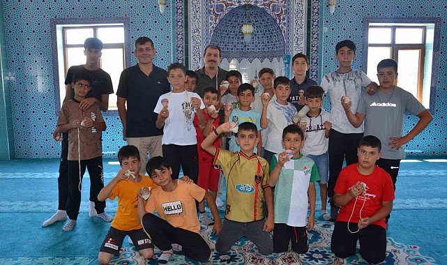 Kuran kursu öğrencilerine topaç hediye edildi