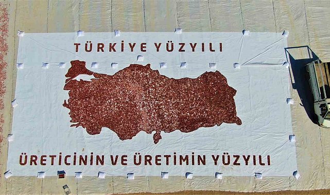 Kurutmalık domateslerle Türkiye haritası oluşturulup 'Türkiye Yüzyılı' yazıldı